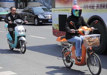 福建：共享電動(dòng)車現(xiàn)身廈門街頭 沒(méi)有車牌能上路嗎