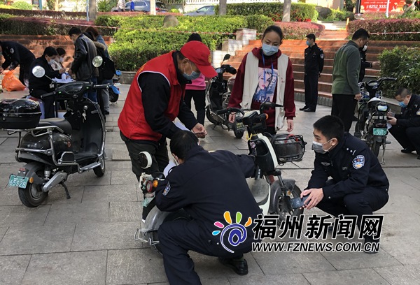福建：福州鼓樓鳳儀社區(qū)開展電動(dòng)車上門掛牌活動(dòng)