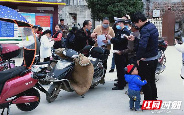 湖南：方便電動(dòng)車掛牌 藍(lán)山交警暖心“上門服務(wù)”