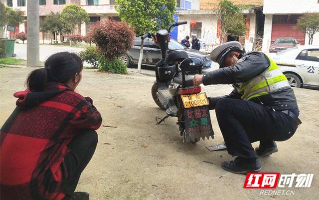 湖南：新邵交警進村入戶為群眾電動自行車免費上牌