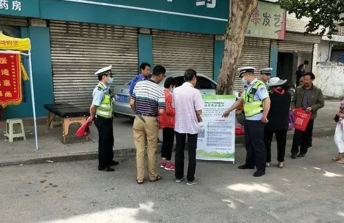 陜西：漢中交警“上門式”宣傳推進(jìn)電動車上牌進(jìn)程