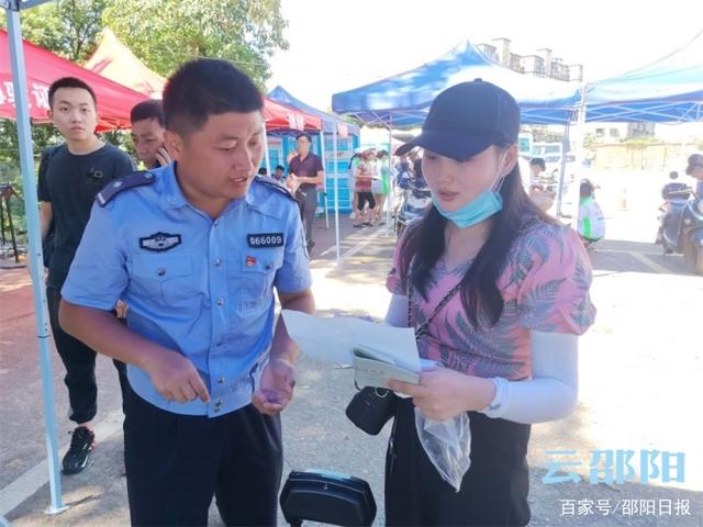 湖南：邵陽市民為驕陽下的雙清“焦警”點(diǎn)贊