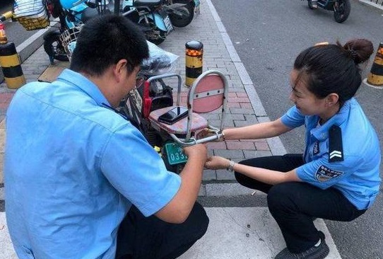 山東：淄博高新交警上街服務(wù) 全力推進(jìn)無牌電動(dòng)車“清零”