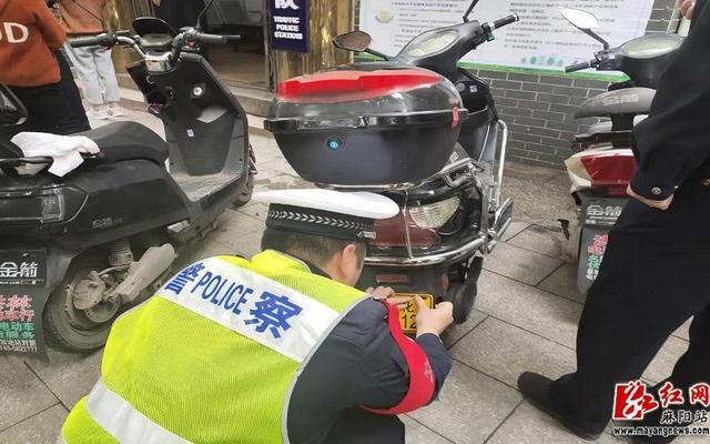 湖南：麻陽開展電動(dòng)自行車免費(fèi)上牌便民服務(wù)活動(dòng)