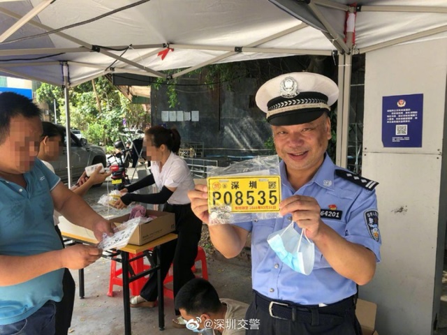 廣東：坪山交警蜀黍拍了拍你，你的電動(dòng)車上牌了嗎？買保險(xiǎn)了嗎？