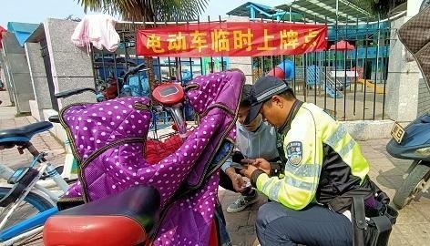 安徽：隆崗村社區(qū)開展電動(dòng)自行車上牌進(jìn)社區(qū)志愿活動(dòng)